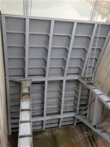 广西钢制闸门由钢板制成。表面经过喷砂处理，防锈，并用橡胶热喷涂。